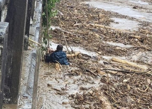 Chiến sĩ bị dòng lũ cuốn trôi đã may mắn được cứu sống. (Nguồn ảnh: Truyền hình Hà Nội) Chiến sĩ bị dòng lũ cuốn trôi đã may mắn được cứu sống. (Nguồn ảnh: Truyền hình Hà Nội)