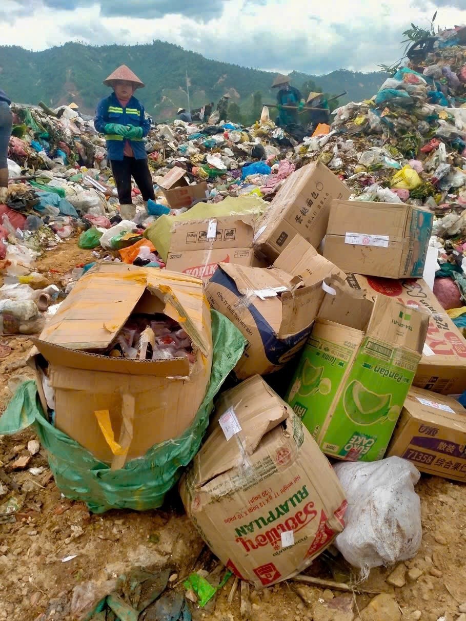 Tiêu hủy bánh trung thu không rõ nguồn gốc, không đảm bảo an toàn thực phẩm tại bãi rác Khánh Sơn