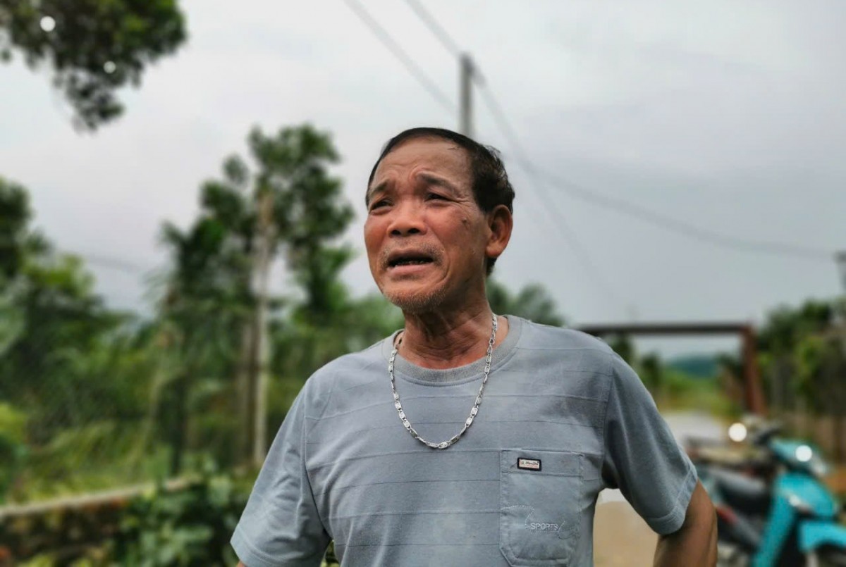 Ông Phú buồn bã khi vườn cây của mình có nguy cơ mất trắng khi nước dâng cao (Ảnh: Bảo An). Ông Phú buồn bã khi vườn cây của mình có nguy cơ mất trắng khi nước dâng cao (Ảnh: Bảo An).
