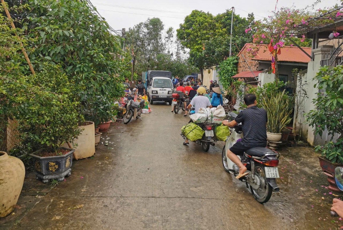 Theo người dân địa phương, chưa bao giờ đường làng, ngõ xóm xe cộ đi lại đông như ngày hôm nay. Từng đoàn xe chạy lũ hối hả tháo chạy khi nước sông Hồng dâng cao. Theo người dân địa phương, chưa bao giờ đường làng, ngõ xóm xe cộ đi lại đông như ngày hôm nay. Từng đoàn xe chạy lũ hối hả tháo chạy khi nước sông Hồng dâng cao.