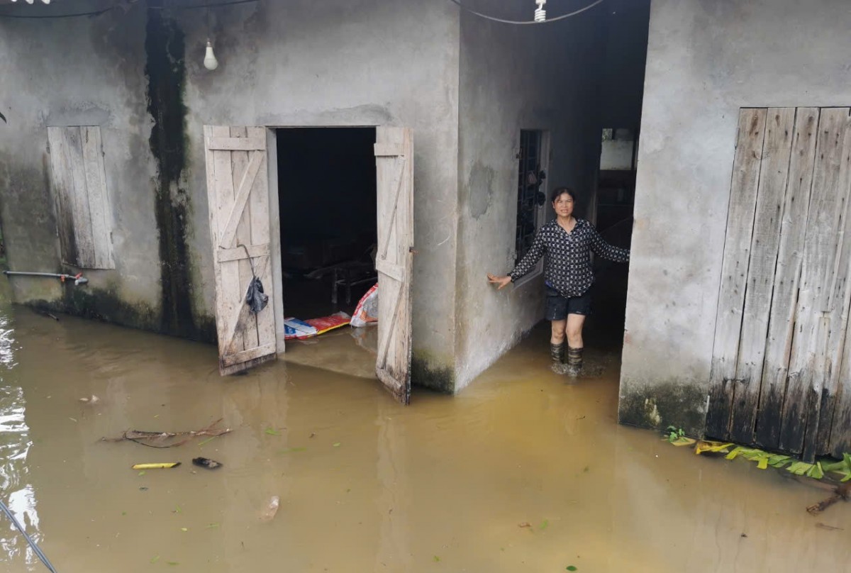 Một người dân ở thôn 7, xã Chung Châu B, huyện Đan Phượng, Hà Nội đành để lại ngôi nhà nhỏ của mình để chạy khỏi vùng lũ (Ảnh: Bảo An) Một người dân ở thôn 7, xã Chung Châu B, huyện Đan Phượng, Hà Nội đành để lại ngôi nhà nhỏ của mình để chạy khỏi vùng lũ (Ảnh: Bảo An)