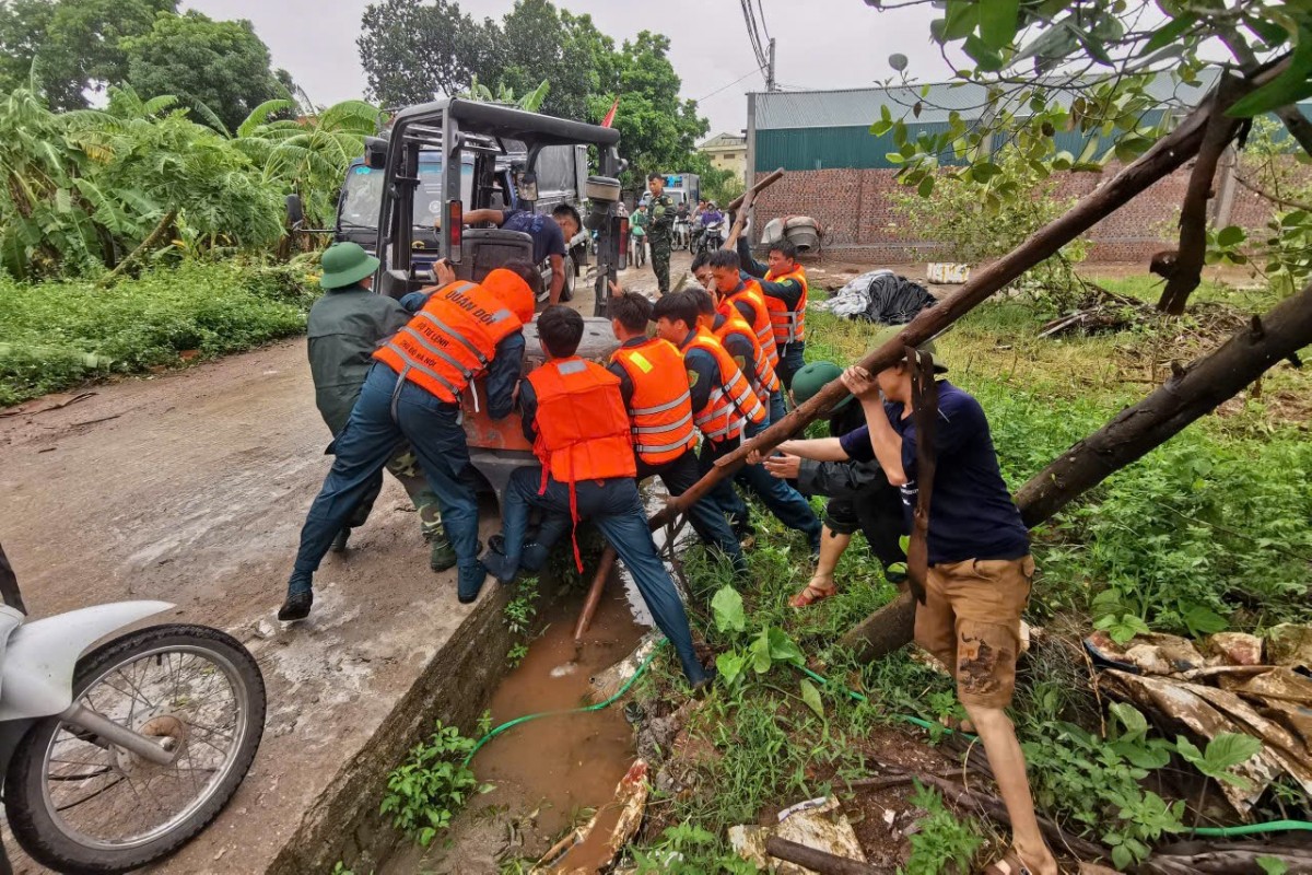 Lực lượng quân đội luôn xung kích ở mọi điểm giúp dân chạy lũ (Ảnh: Bảo An) Lực lượng quân đội luôn xung kích ở mọi điểm giúp dân chạy lũ (Ảnh: Bảo An)