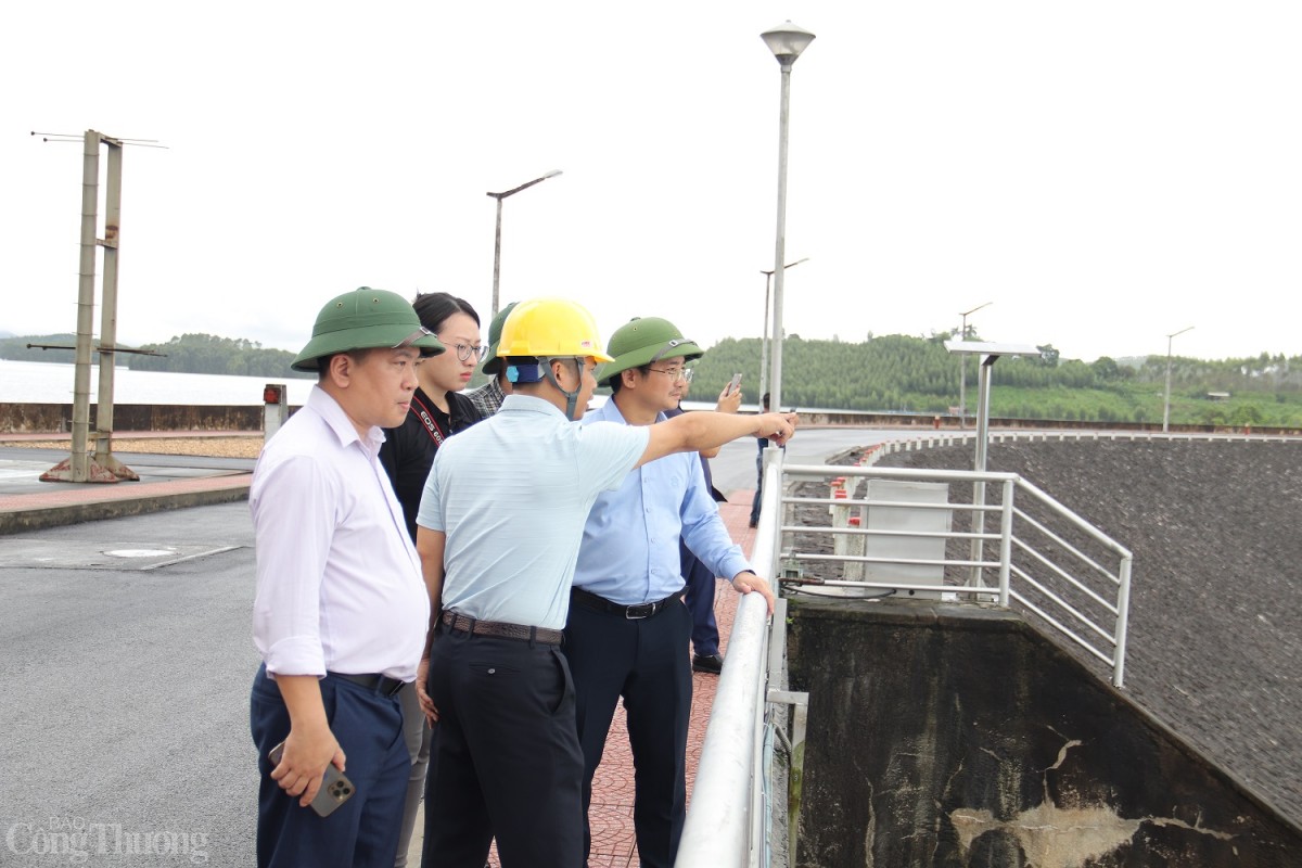 Đoàn Bộ Công Thương kiểm tra công tác vận hành xả lũ tại Thủy điện Thác Bà Đoàn Bộ Công Thương kiểm tra công tác vận hành xả lũ tại Thủy điện Thác Bà