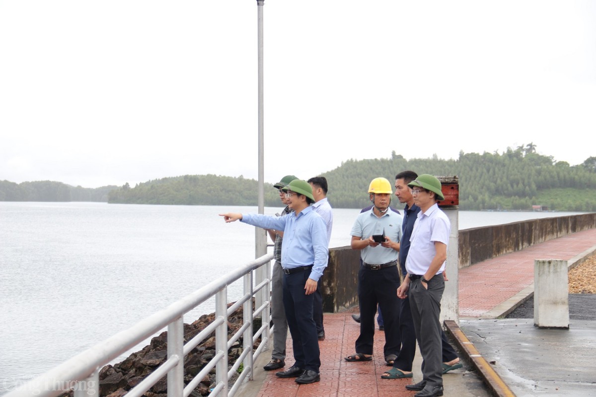 Đoàn Bộ Công Thương kiểm tra công tác vận hành xả lũ tại Thủy điện Thác Bà Đoàn Bộ Công Thương kiểm tra công tác vận hành xả lũ tại Thủy điện Thác Bà