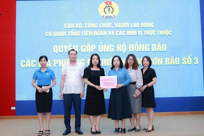 Phó Chủ tịch Thường trực Tổng LĐLĐVN Thái Thu Xương (thứ 3, từ phải sang) nhận quyên góp ủng hộ đồng bào bị thiệt hại do bão số 3 từ các đơn vị. Ảnh: Hải Nguyễn Phó Chủ tịch Thường trực Tổng LĐLĐVN Thái Thu Xương (thứ 3, từ phải sang) nhận quyên góp ủng hộ đồng bào bị thiệt hại do bão số 3 từ các đơn vị. Ảnh: Hải Nguyễn