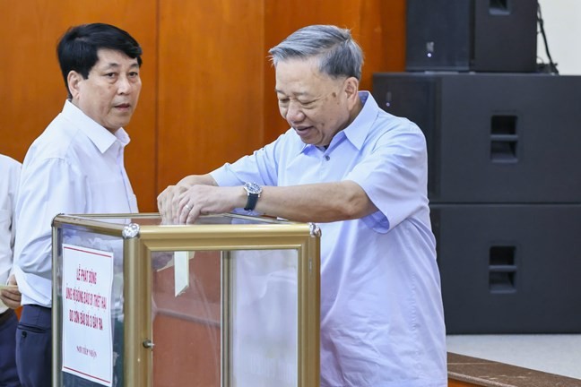 Tổng Bí thư, Chủ tịch nước Tô Lâm chung tay ủng hộ đồng bào bị thiệt hại do cơn bão số 3 gây ra Tổng Bí thư, Chủ tịch nước Tô Lâm chung tay ủng hộ đồng bào bị thiệt hại do cơn bão số 3 gây ra