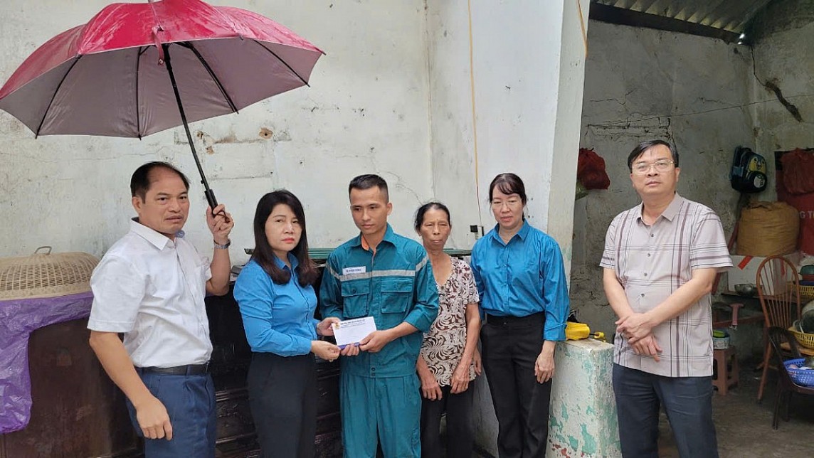 TKV chia sẻ, hỗ trợ kịp thời các gia đình bị thiệt hại do bão số 3 TKV chia sẻ, hỗ trợ kịp thời các gia đình bị thiệt hại do bão số 3