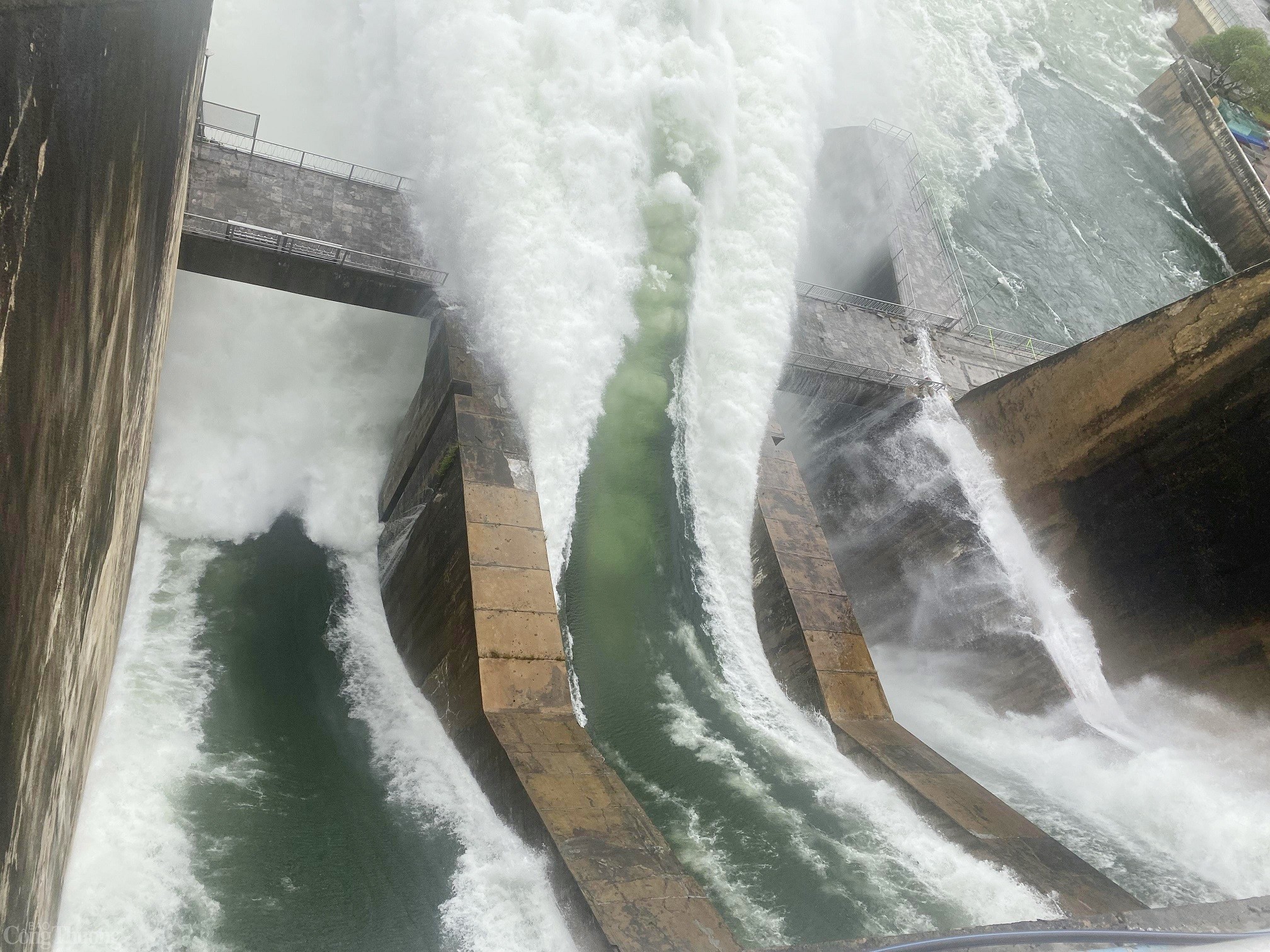 Cận cảnh Thủy điện Thác Bà xả lũ