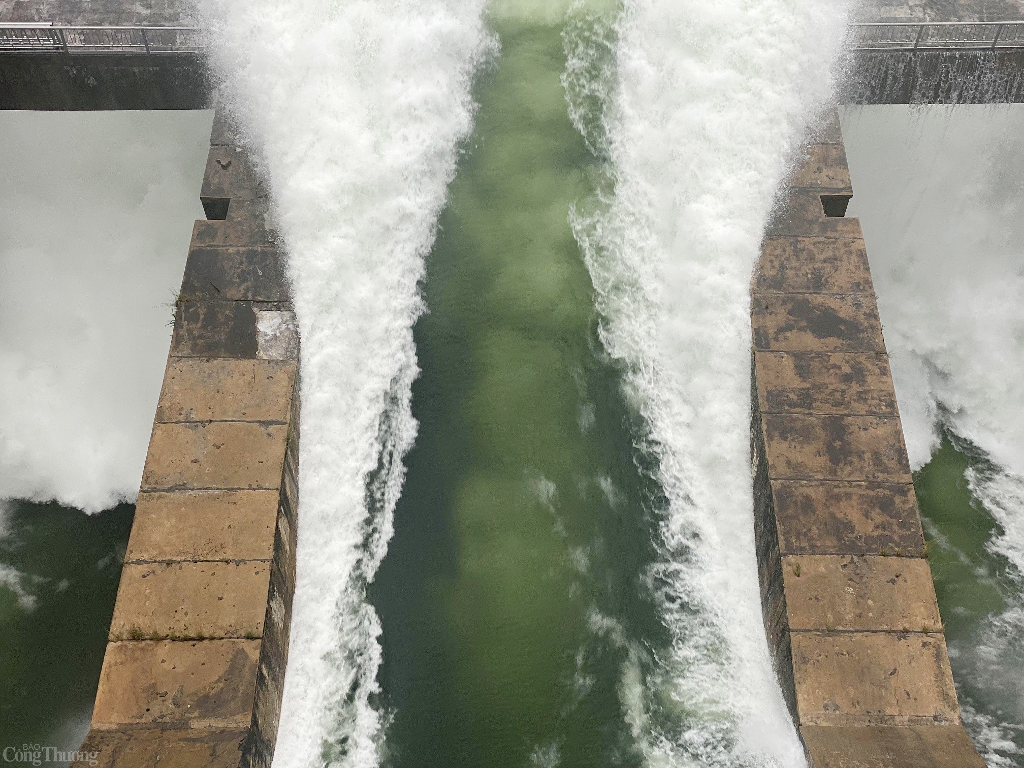 Cận cảnh Thủy điện Thác Bà xả lũ