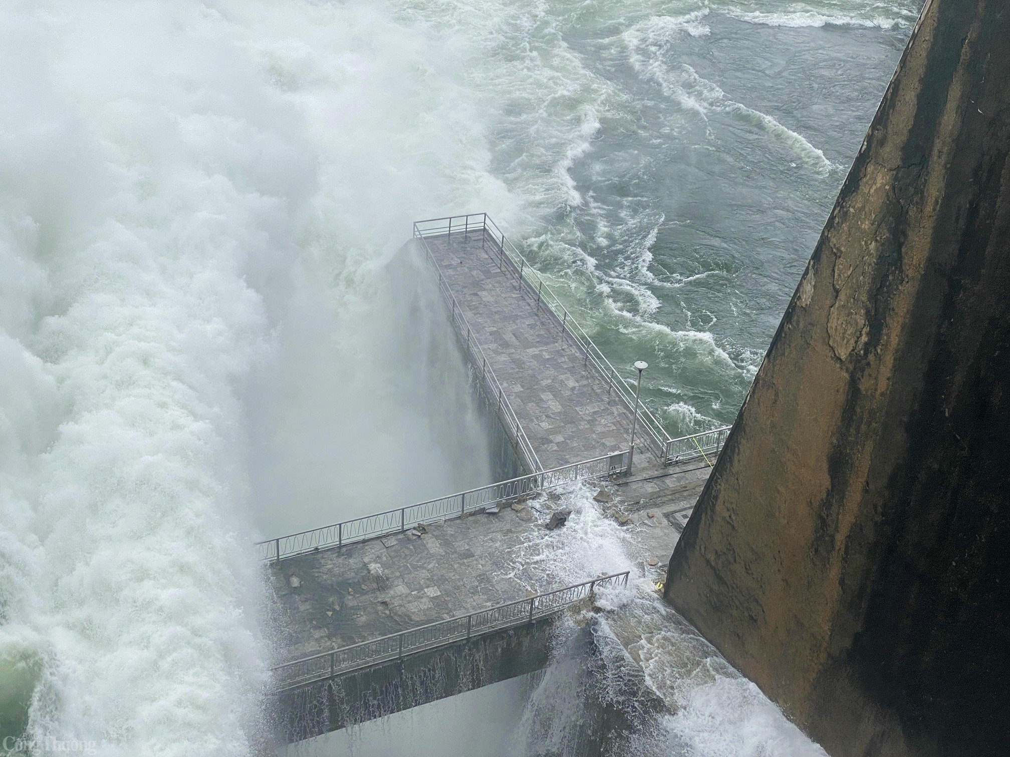 Cận cảnh Thủy điện Thác Bà xả lũ