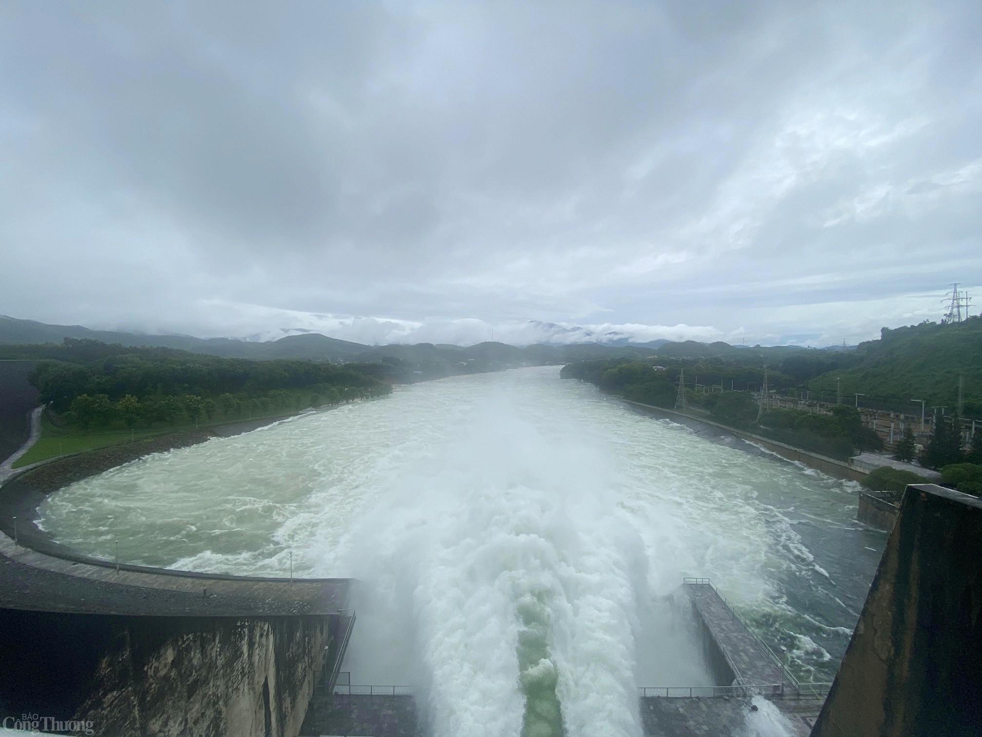 Cận cảnh Thủy điện Thác Bà xả lũ