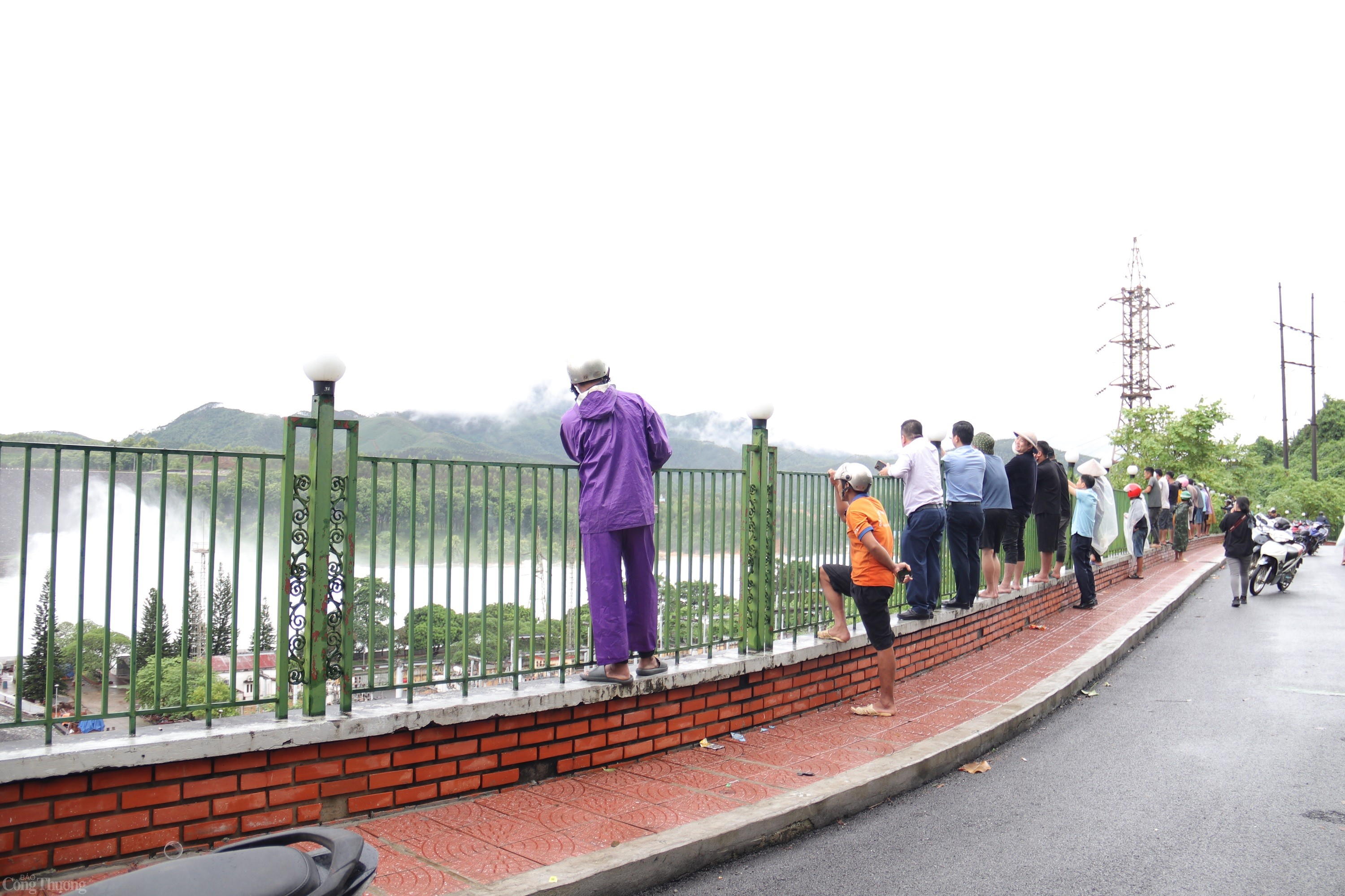 Cận cảnh Thủy điện Thác Bà xả lũ