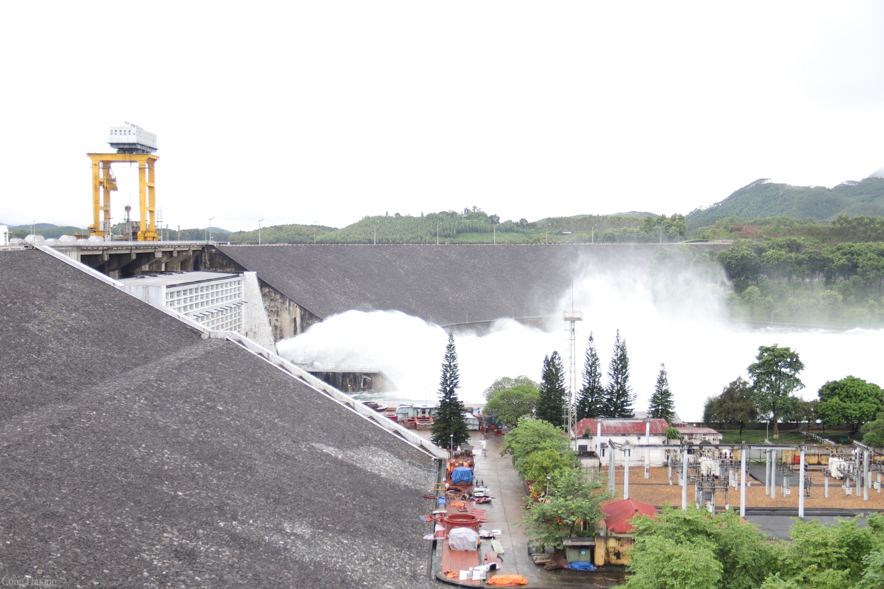 Cận cảnh Thủy điện Thác Bà xả lũ