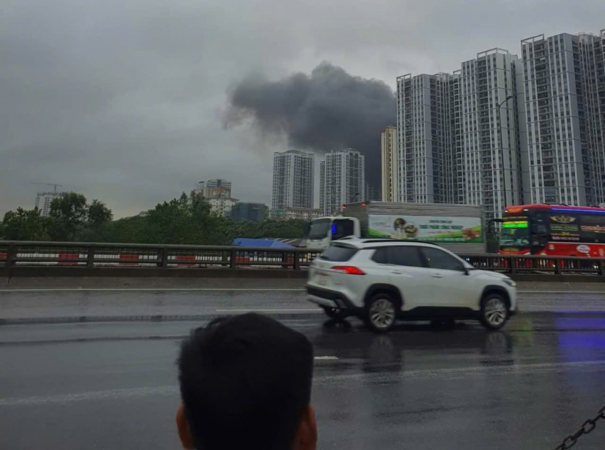 Cháy lớn tại quận Hoàng Mai, Hà Nội cột khói cao ngùn ngụt (Ảnh: Biên Nguyễn) Cháy lớn tại quận Hoàng Mai, Hà Nội cột khói cao ngùn ngụt (Ảnh: Biên Nguyễn)