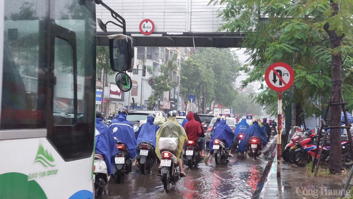 Chùm ảnh giao thông Hà Nội sáng nay 11/9 trước cảnh báo lũ trên sông Hồng