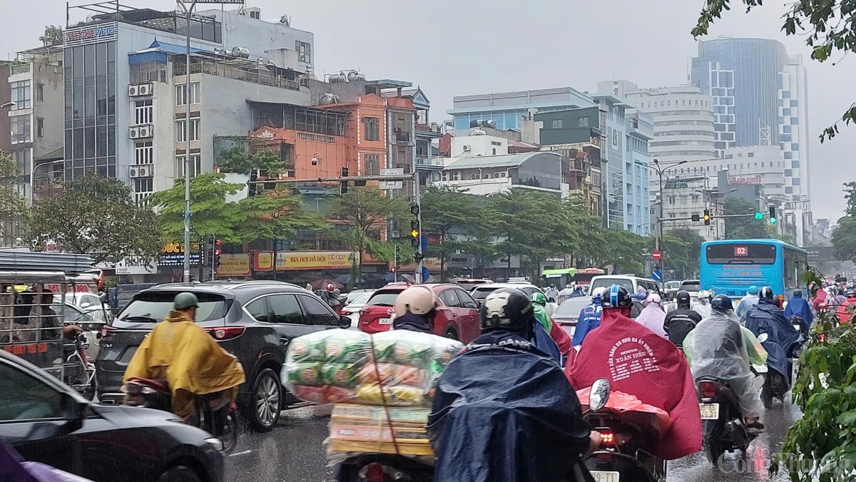 Chùm ảnh giao thông Hà Nội sáng nay 11/9 trước cảnh báo lũ trên sông Hồng