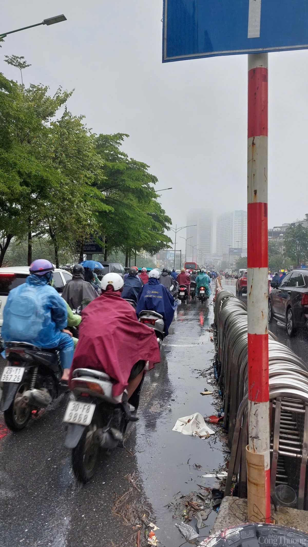 Chùm ảnh giao thông Hà Nội sáng nay 11/9 trước cảnh báo lũ trên sông Hồng