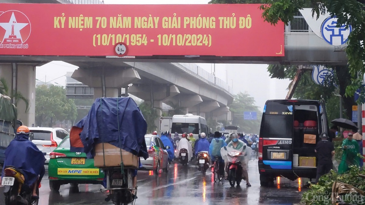 Chùm ảnh giao thông Hà Nội sáng nay 11/9 trước cảnh báo lũ trên sông Hồng