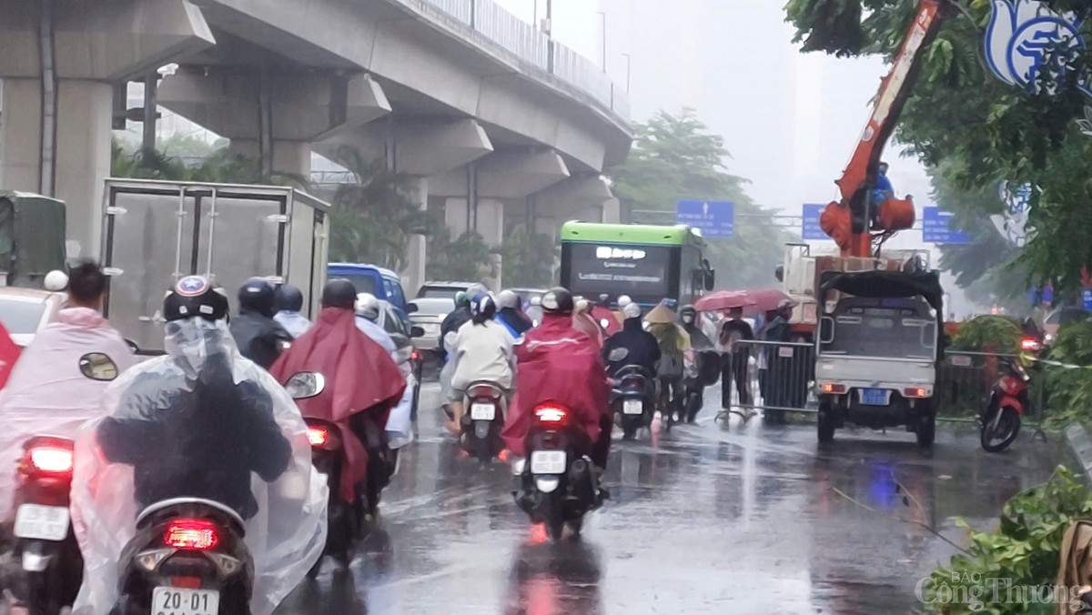Chùm ảnh giao thông Hà Nội sáng nay 11/9 trước cảnh báo lũ trên sông Hồng