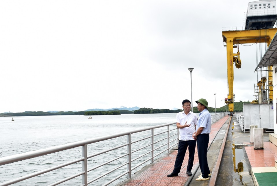 Phó Thủ tướng Lê Thành Long trao đổi với Giám đốc Thủy điện Thác Bà. (Ảnh: baochinhphu.vn) Phó Thủ tướng Lê Thành Long trao đổi với Giám đốc Thủy điện Thác Bà. (Ảnh: baochinhphu.vn)