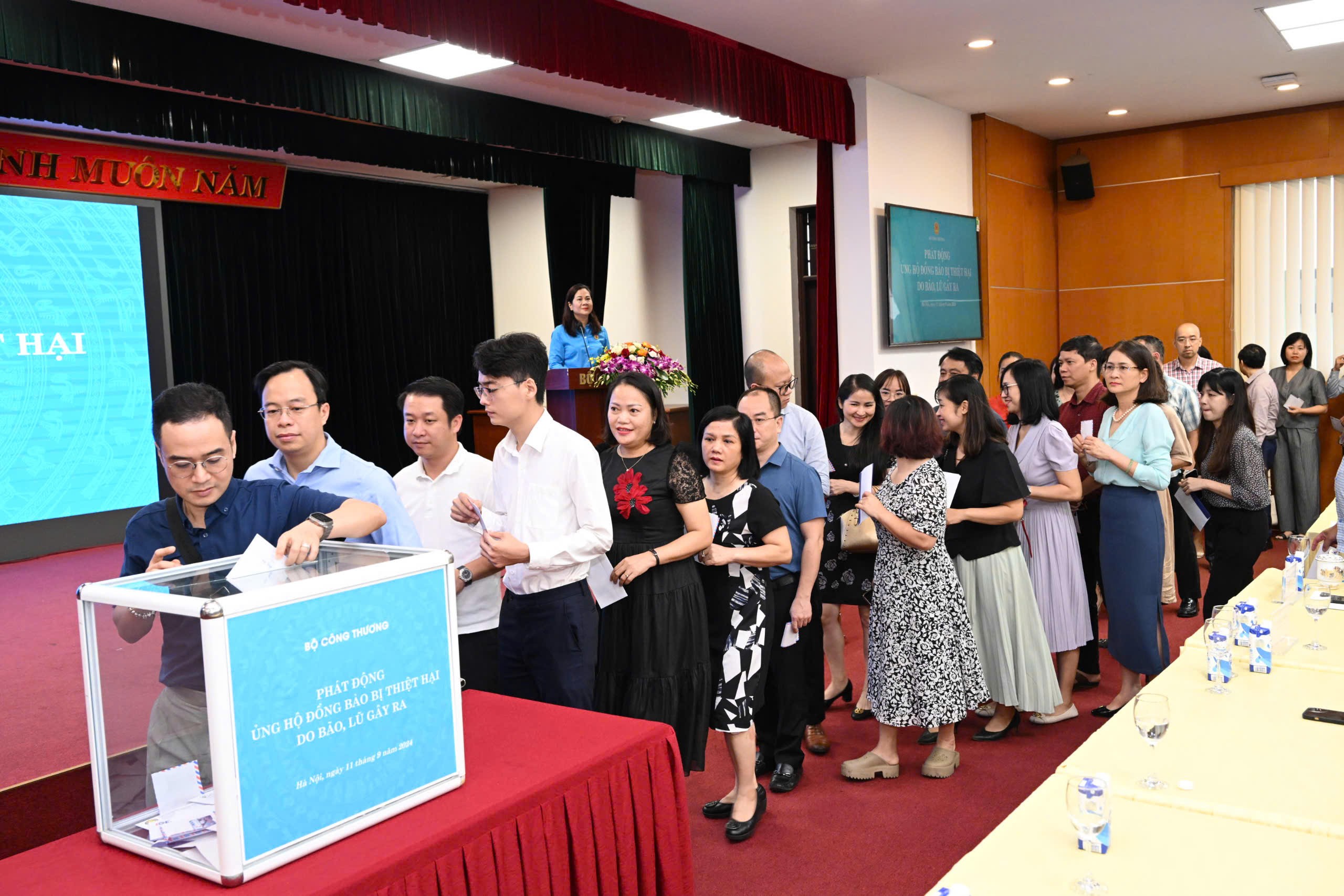 Bộ Công Thương cùng cả nước khắc phục hậu quả của bão, lũ Bộ Công Thương cùng cả nước khắc phục hậu quả của bão, lũ