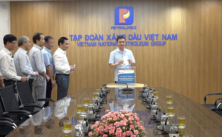 Ban Lãnh đạo Petrolimex ủng hộ tại văn phòng Tập đoàn Ban Lãnh đạo Petrolimex ủng hộ tại văn phòng Tập đoàn