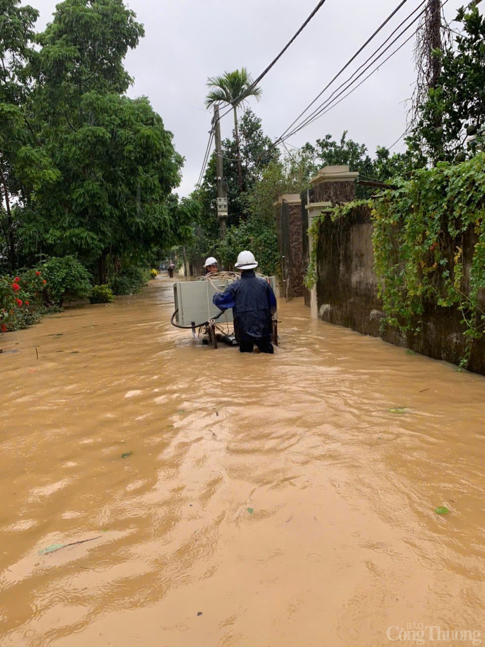 Công ty Điện lực Phúc Thọ hoàn thành xử lý sự cố lưới điện sau bão Công ty Điện lực Phúc Thọ hoàn thành xử lý sự cố lưới điện sau bão