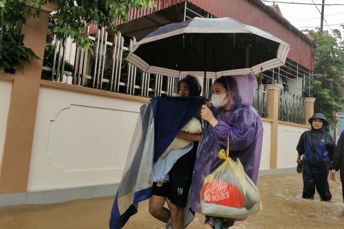 Chạy lũ ở Hà Nội: ‘Nước lên quá nhanh, tôi kẹt giữa sông Hồng khóc cùng đàn lợn’ Chạy lũ ở Hà Nội: ‘Nước lên quá nhanh, tôi kẹt giữa sông Hồng khóc cùng đàn lợn’