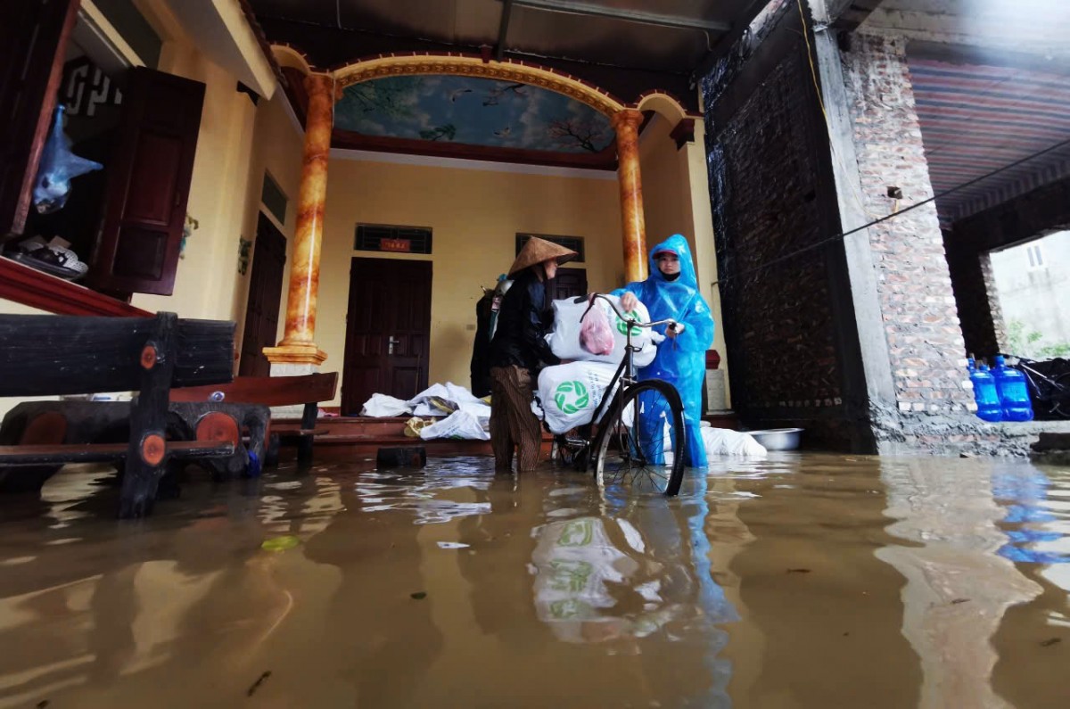 Chạy lũ ở Hà Nội: ‘Nước lên quá nhanh, tôi kẹt giữa sông Hồng khóc cùng đàn lợn’ Chạy lũ ở Hà Nội: ‘Nước lên quá nhanh, tôi kẹt giữa sông Hồng khóc cùng đàn lợn’