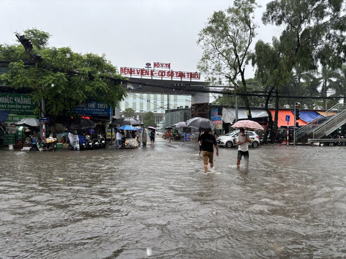 Hà Nội tiếp tục mưa lớn, nhiều tuyến phố và khu đô thị chìm trong biển nước