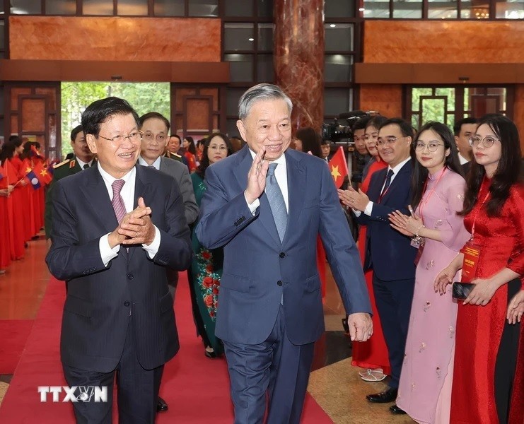 Tổng Bí thư, Chủ tịch nước của Việt Nam và Lào gặp cựu quân tình nguyện Tổng Bí thư, Chủ tịch nước của Việt Nam và Lào gặp cựu quân tình nguyện