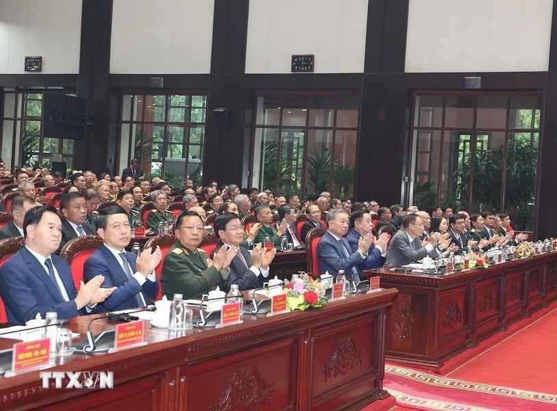 Tổng Bí thư, Chủ tịch nước của Việt Nam và Lào gặp cựu quân tình nguyện Tổng Bí thư, Chủ tịch nước của Việt Nam và Lào gặp cựu quân tình nguyện