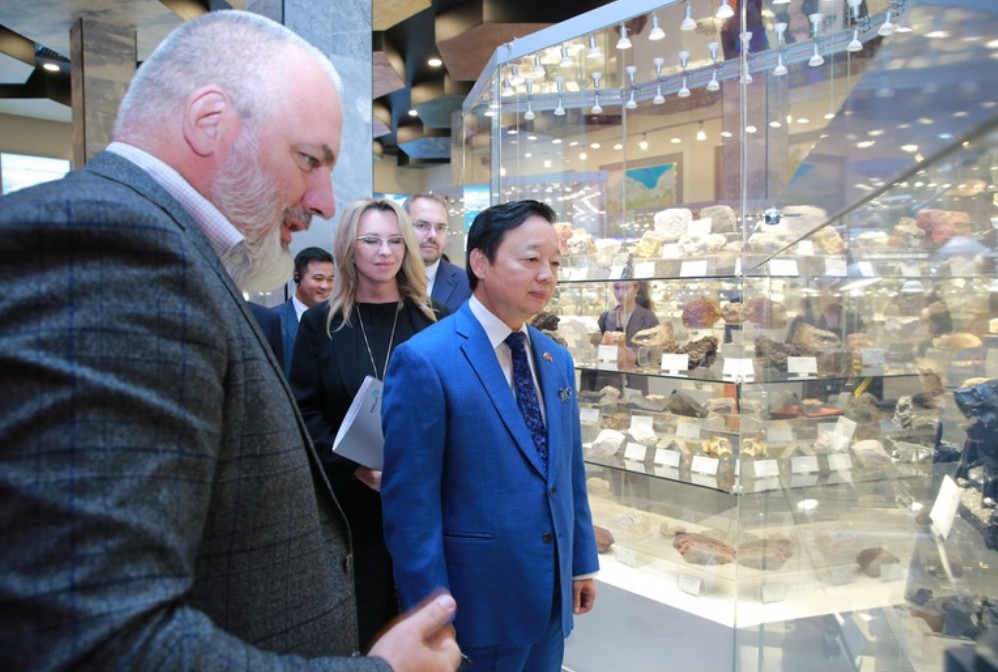 Phó Thủ tướng thăm phòng trưng bày mẫu vật tại Viện Khai thác mỏ (Nga). (Ảnh: VGP/Minh Khôi) Phó Thủ tướng thăm phòng trưng bày mẫu vật tại Viện Khai thác mỏ (Nga). (Ảnh: VGP/Minh Khôi)