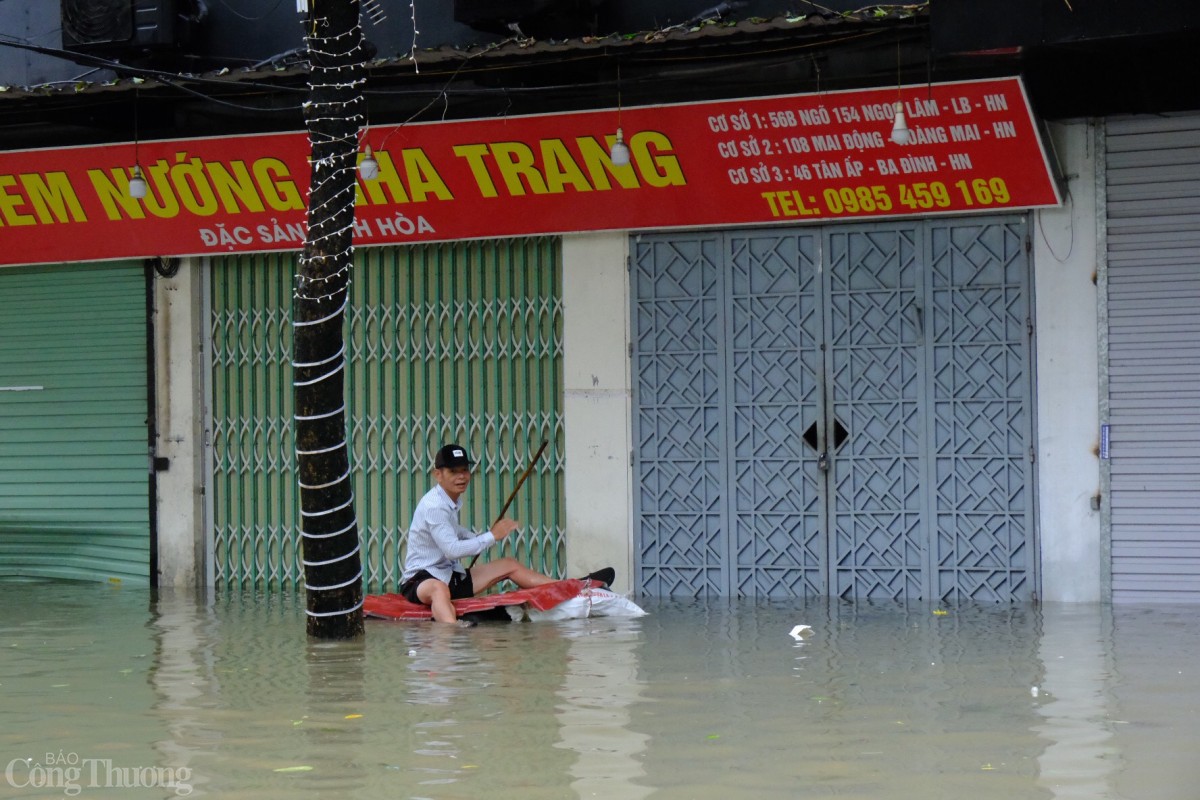 Hà Nội: Người dân phố Tân Ấp tất bật sơ tán trước dòng nước lũ