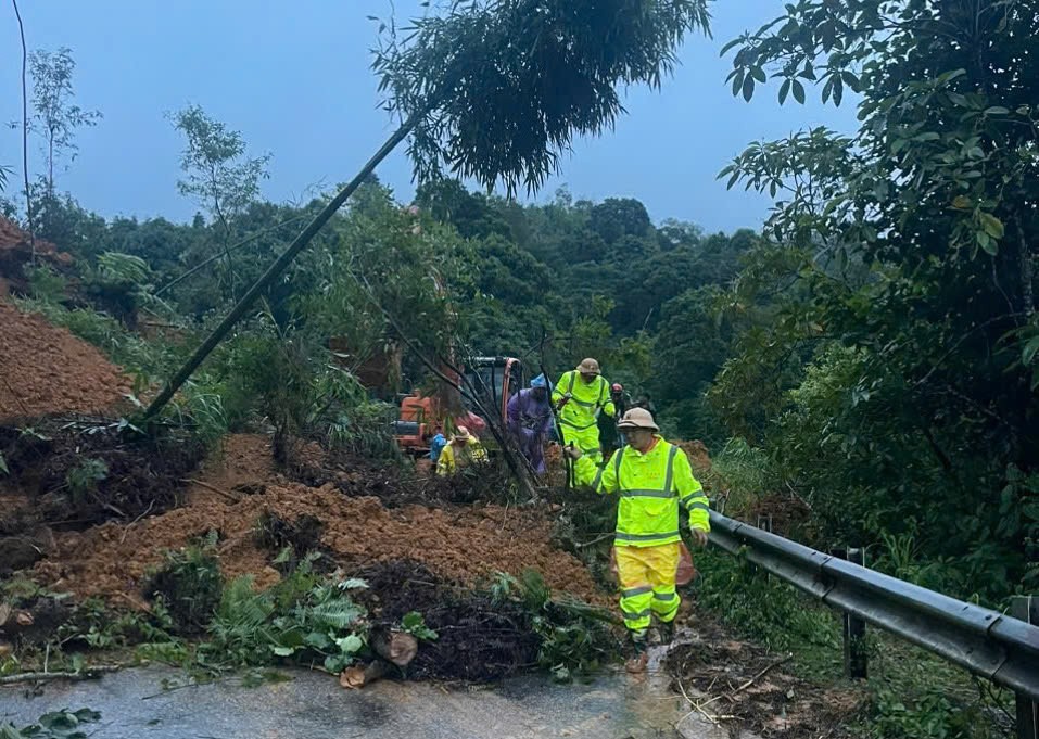 cán bộ chiến sỹ tới hiện trường phối hợp với lực lượng chức năng tham gia cứu nạn, cứu hộ và khắc phục, xử lý các đoạn đường bị sạt  cán bộ chiến sỹ tới hiện trường phối hợp với lực lượng chức năng tham gia cứu nạn, cứu hộ và khắc phục, xử lý các đoạn đường bị sạt