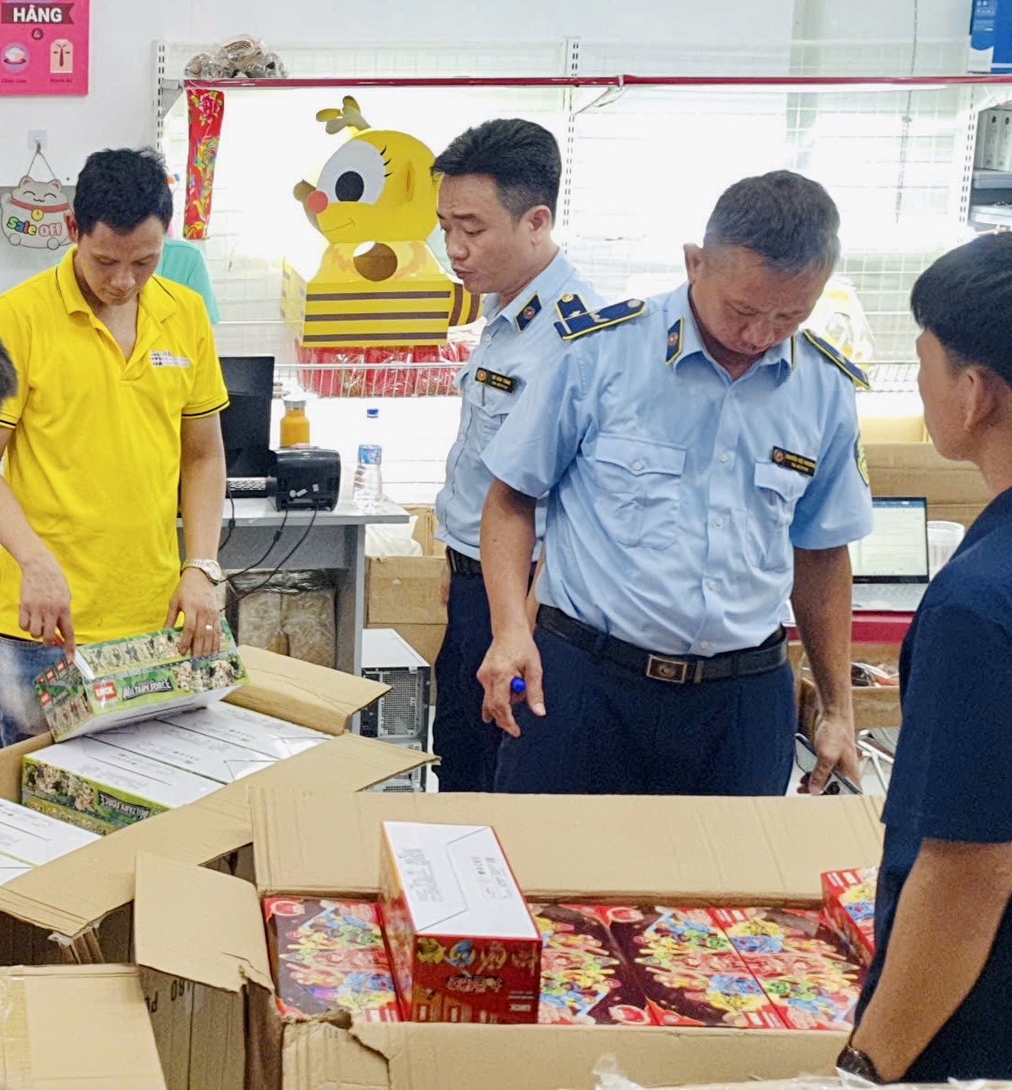 Lô hàng hóa có dấu hiệu nhập lậu ước giá trị hơn 100 triệu đồng Lô hàng hóa có dấu hiệu nhập lậu ước giá trị hơn 100 triệu đồng