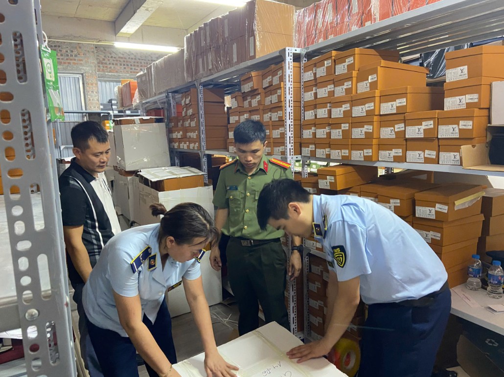 Phú Thọ: Tạm giữ trên 9.000 sản phẩm hàng hóa giả mạo nhãn hiệu bán trên thương mại điện tử Phú Thọ: Tạm giữ trên 9.000 sản phẩm hàng hóa giả mạo nhãn hiệu bán trên thương mại điện tử