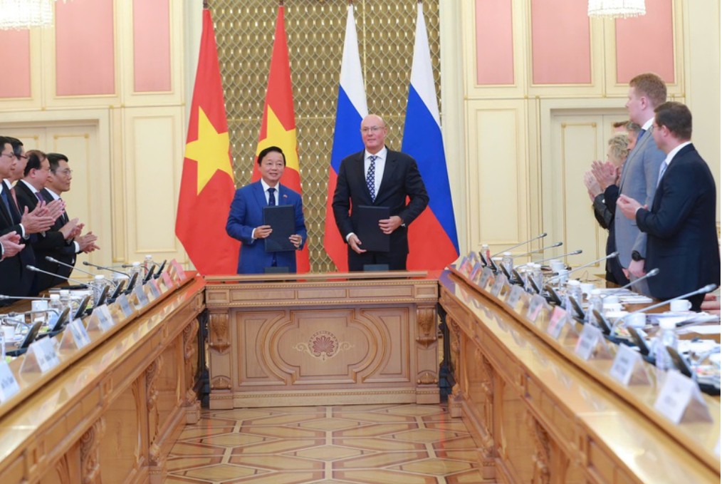 Hai Phó Thủ tướng trao đổi biên bản khoá họp lần thứ 25 Ủy ban liên Chính phủ Việt Nam - Liên bang Nga về hợp tác kinh tế - thương mại và khoa học – kỹ thuật. (Ảnh: VGP/Minh Khôi) Hai Phó Thủ tướng trao đổi biên bản khoá họp lần thứ 25 Ủy ban liên Chính phủ Việt Nam - Liên bang Nga về hợp tác kinh tế - thương mại và khoa học – kỹ thuật. (Ảnh: VGP/Minh Khôi)