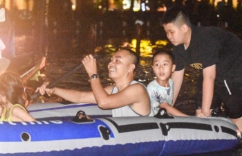 Hà Nội: Cận cảnh người dân 'bì bõm' tham gia giao thông tại khu đô thị Văn Quán