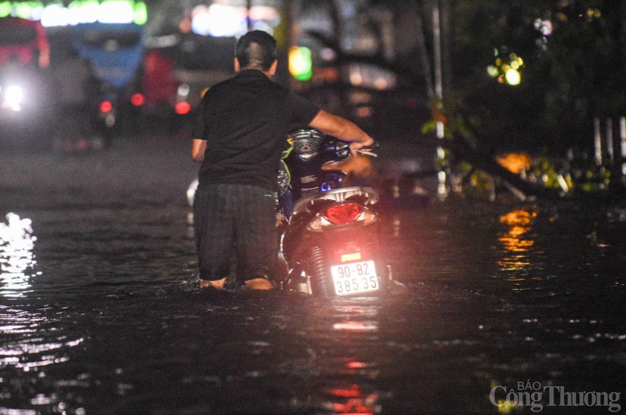 Có khu vực ngập sâu cả bánh xe.