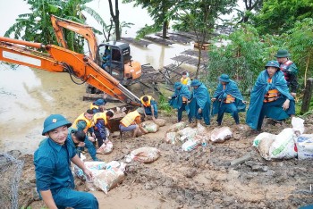 Vĩnh Phúc phát lệnh báo động II lũ trên sông Lô, đê đắp thêm cả mét vẫn chỉ thấy nước