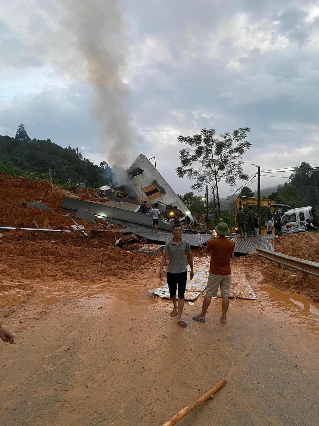 3 ngôi nhà ở Yên Bái bị sấp bốc cháy, khói cuồn cuộn (Ảnh: Bạn đọc cung cấp). 3 ngôi nhà ở Yên Bái bị sấp bốc cháy, khói cuồn cuộn (Ảnh: Bạn đọc cung cấp).