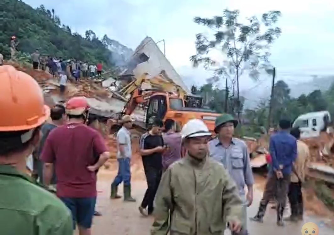 Lực lượng chức năng Yên Bái đang gấp rút tìm kiếm nạn nhân (Ảnh: Bạn đọc cung cấp). Lực lượng chức năng Yên Bái đang gấp rút tìm kiếm nạn nhân (Ảnh: Bạn đọc cung cấp).