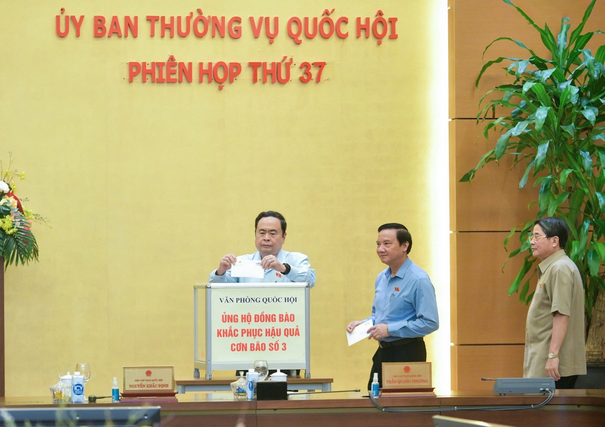 Ủy ban Thường vụ Quốc hội ủng hộ đồng bào khắc phục hậu quả cơn bão số 3 Ủy ban Thường vụ Quốc hội ủng hộ đồng bào khắc phục hậu quả cơn bão số 3