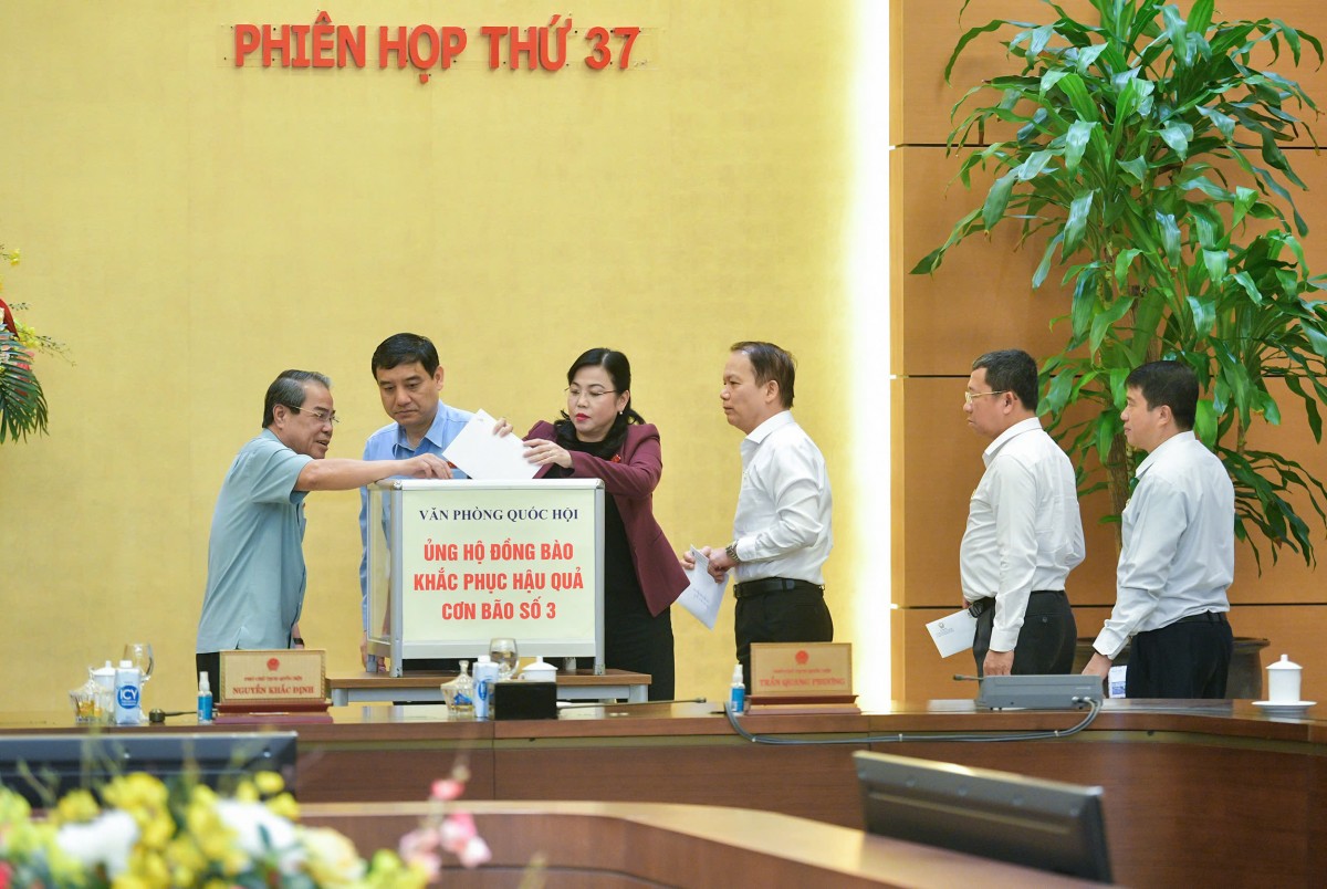 Ủy ban Thường vụ Quốc hội ủng hộ đồng bào khắc phục hậu quả cơn bão số 3 Ủy ban Thường vụ Quốc hội ủng hộ đồng bào khắc phục hậu quả cơn bão số 3
