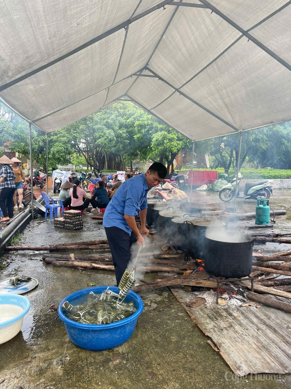 Vĩnh Tường (Vĩnh Phúc): Người dân chủ động chống lũ và gói bánh chưng chia sẻ với người dân vùng lũ