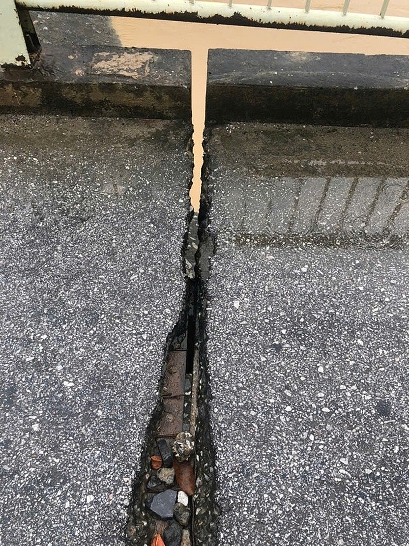 Cầu Hàm Rồng ở Thanh Hóa bị hỏng khe co giãn đã được xử lý ngay trong đêm Cầu Hàm Rồng ở Thanh Hóa bị hỏng khe co giãn đã được xử lý ngay trong đêm