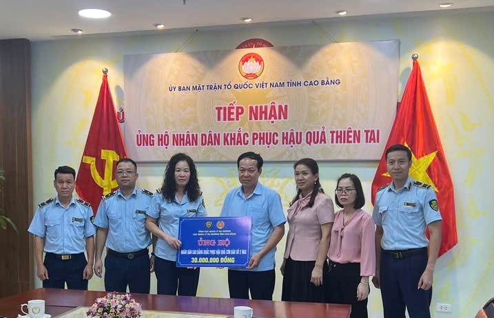 Thanh niên Quản lý thị trường hỗ trợ người dân các tỉnh thành phía Bắc bị ảnh hưởng mưa lũ