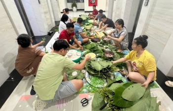 Dân chung cư ở Hà Nội trắng đêm 'đỏ lửa', sáng đèn gói bánh chưng cứu trợ vùng lũ