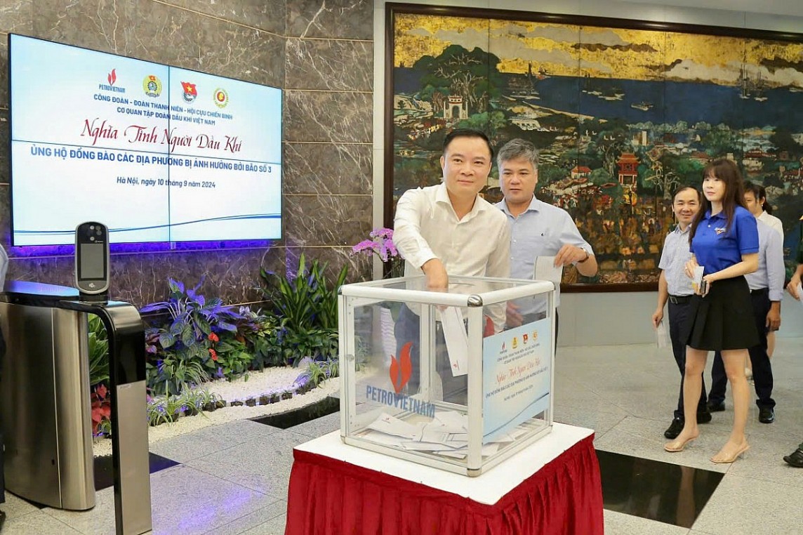 ổng Giám đốc Petrovietnam Lê Ngọc Sơn tham gia quyên góp hỗ trợ đồng bào chịu thiệt hại do bão số 3 ổng Giám đốc Petrovietnam Lê Ngọc Sơn tham gia quyên góp hỗ trợ đồng bào chịu thiệt hại do bão số 3